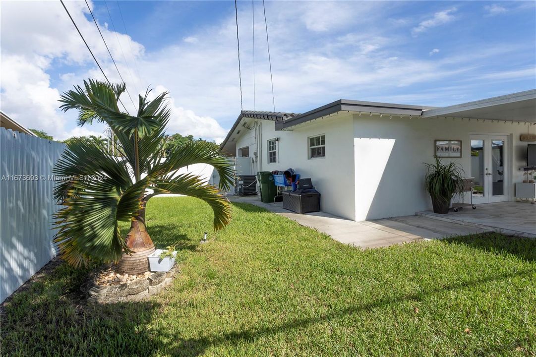 For Sale: $715,000 (3 beds, 3 baths, 1598 Square Feet)