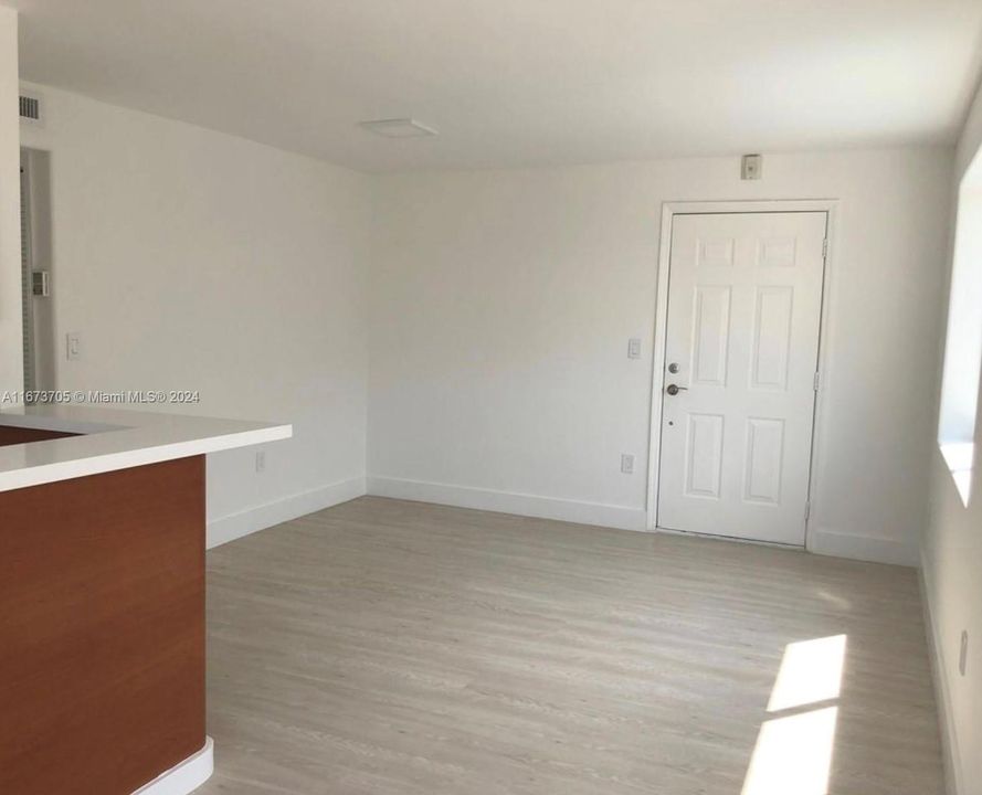 For Sale: $380,000 (2 beds, 1 baths, 708 Square Feet)