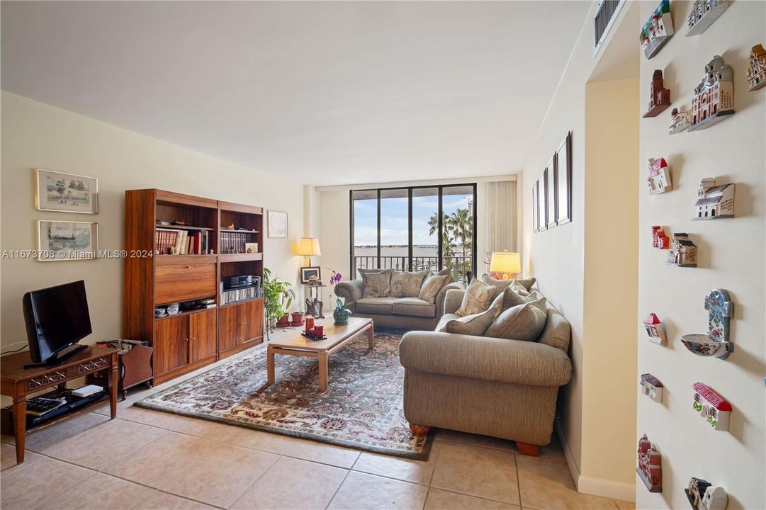 For Sale: $595,000 (2 beds, 2 baths, 945 Square Feet)