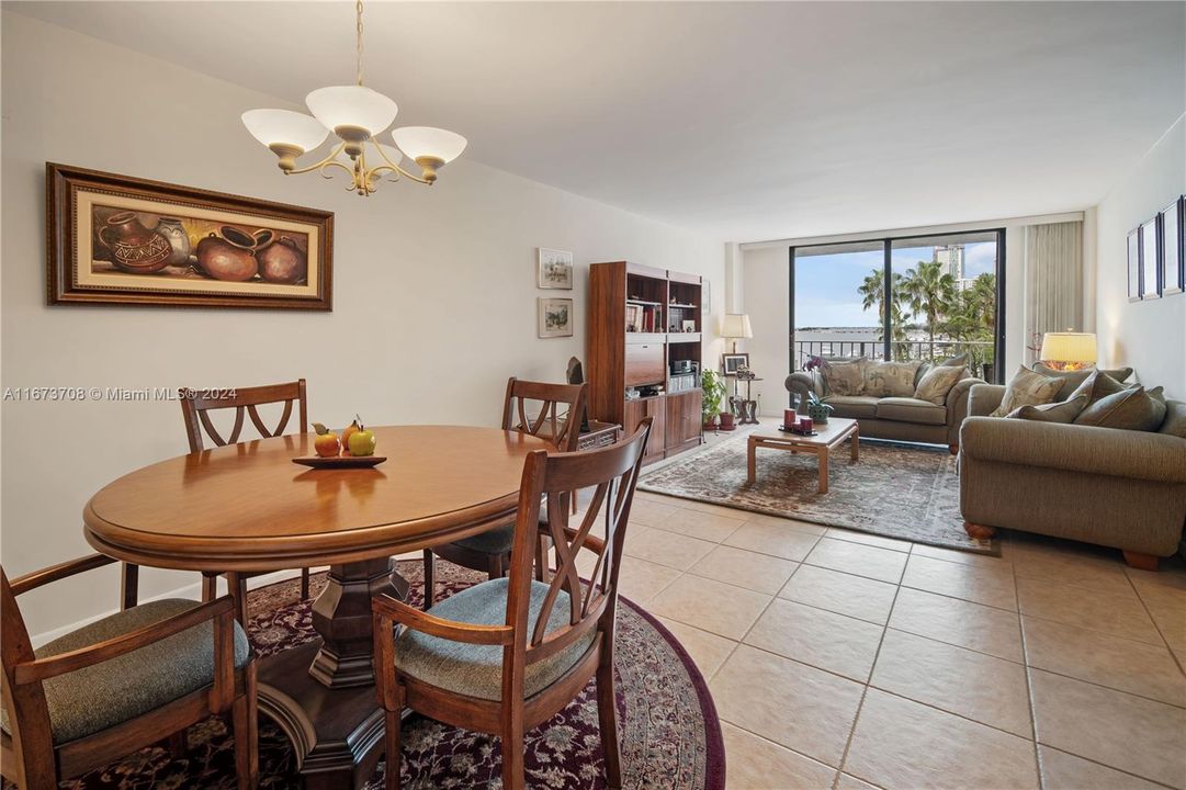 For Sale: $595,000 (2 beds, 2 baths, 945 Square Feet)