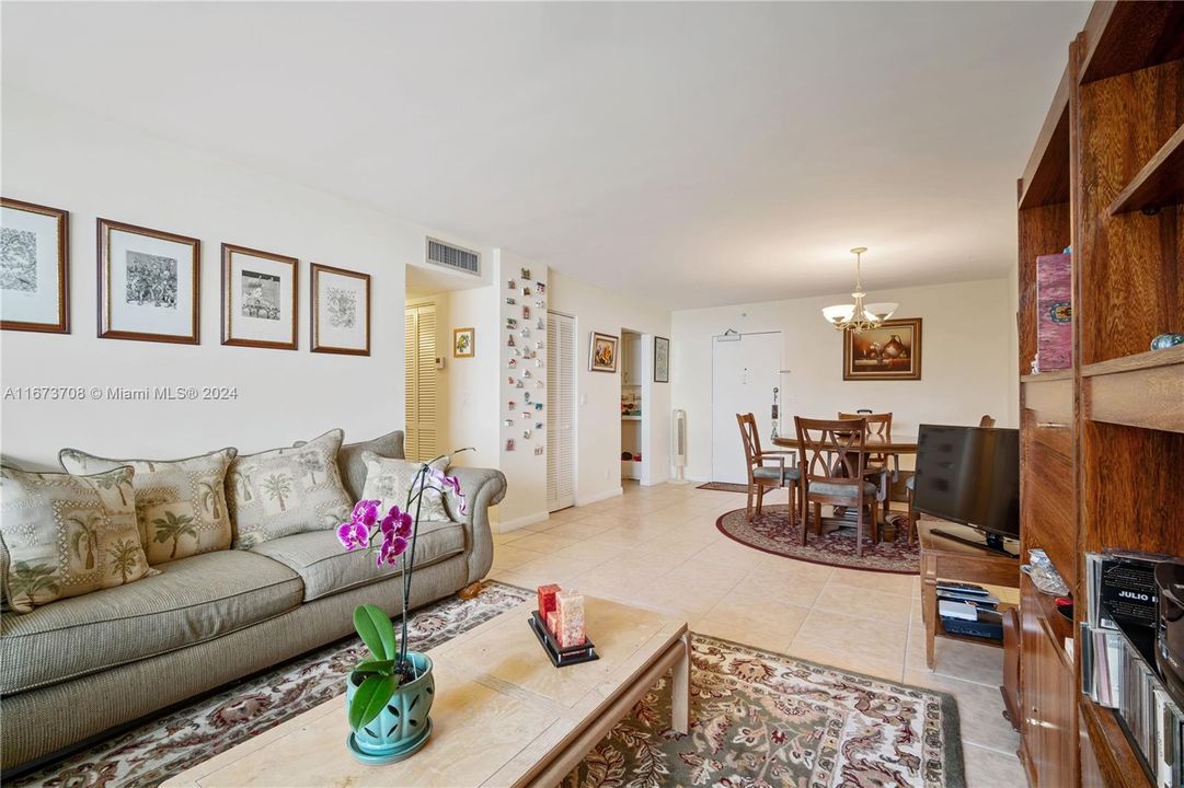 For Sale: $595,000 (2 beds, 2 baths, 945 Square Feet)