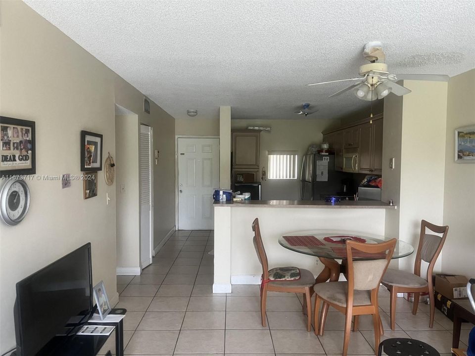 For Sale: $200,000 (2 beds, 2 baths, 796 Square Feet)