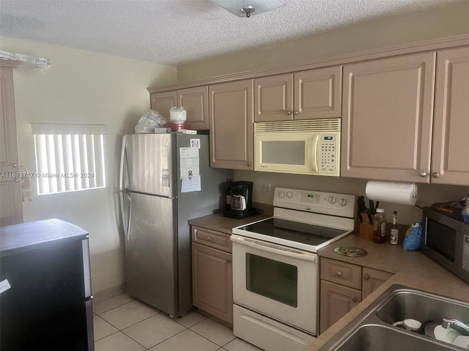 For Sale: $200,000 (2 beds, 2 baths, 796 Square Feet)