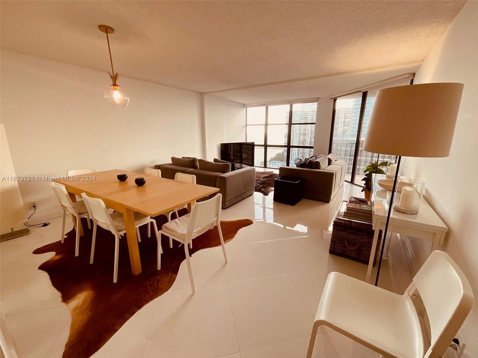 En Venta: $749,000 (2 camas, 2 baños, 1424 Pies cuadrados)