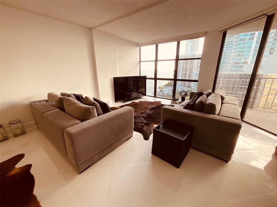 En Venta: $749,000 (2 camas, 2 baños, 1424 Pies cuadrados)