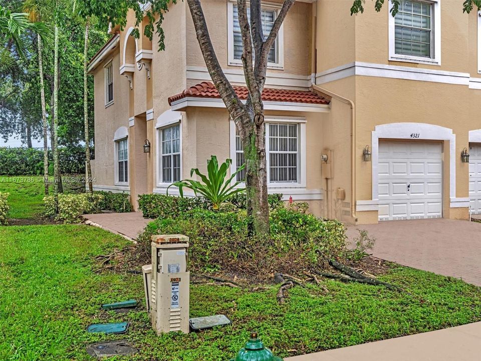 For Sale: $530,000 (3 beds, 3 baths, 2002 Square Feet)