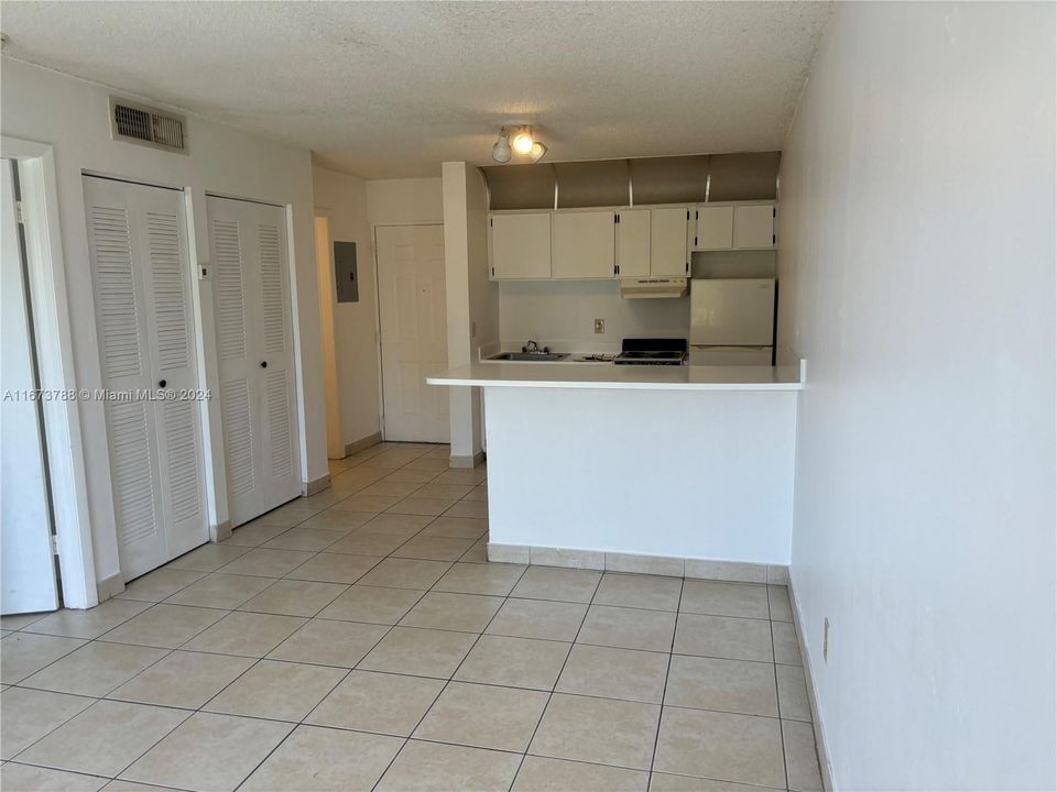 For Sale: $198,500 (1 beds, 1 baths, 600 Square Feet)