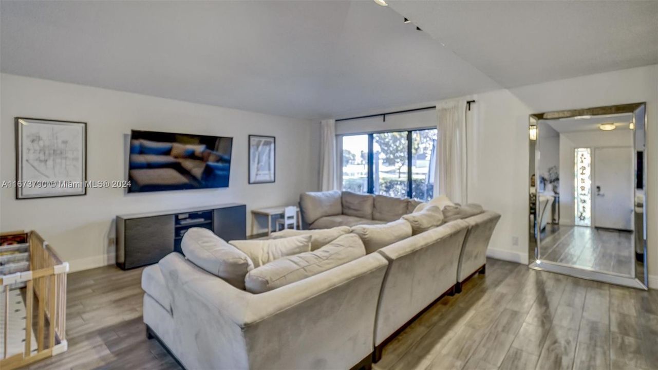 For Sale: $394,900 (2 beds, 2 baths, 1263 Square Feet)