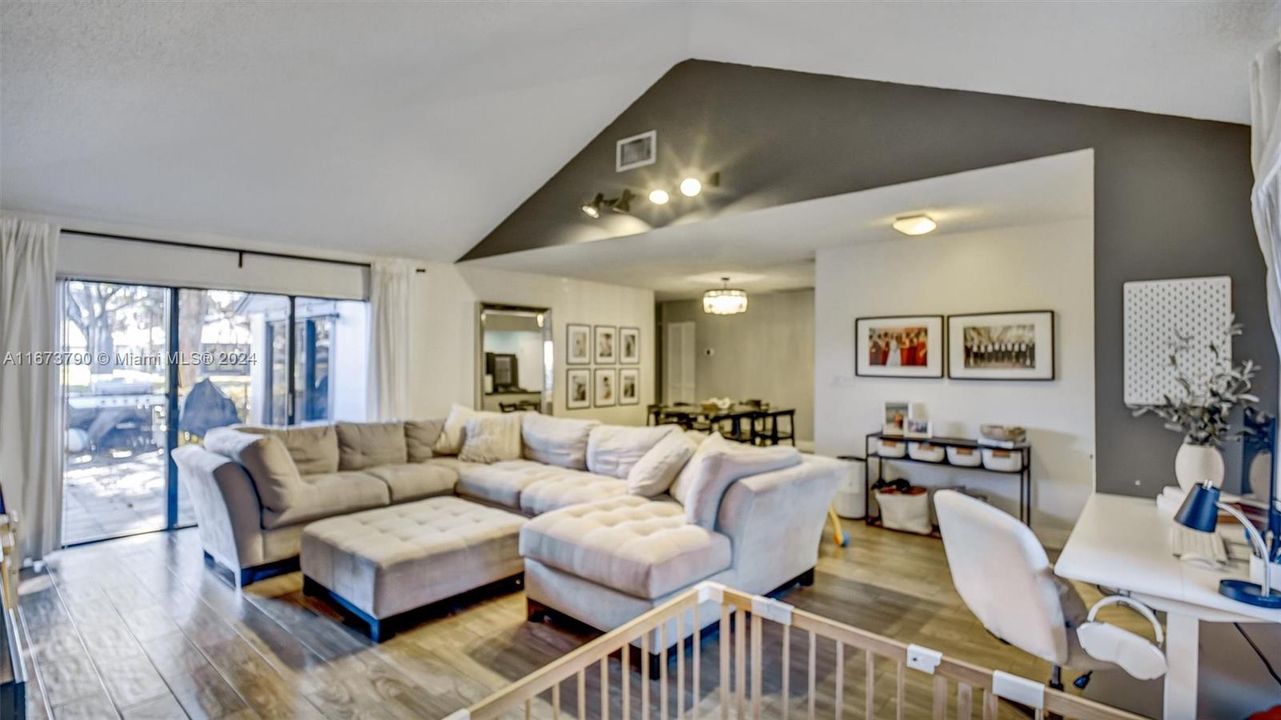 For Sale: $394,900 (2 beds, 2 baths, 1263 Square Feet)