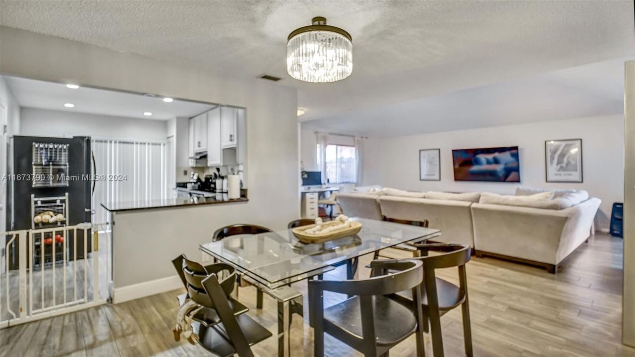 For Sale: $394,900 (2 beds, 2 baths, 1263 Square Feet)