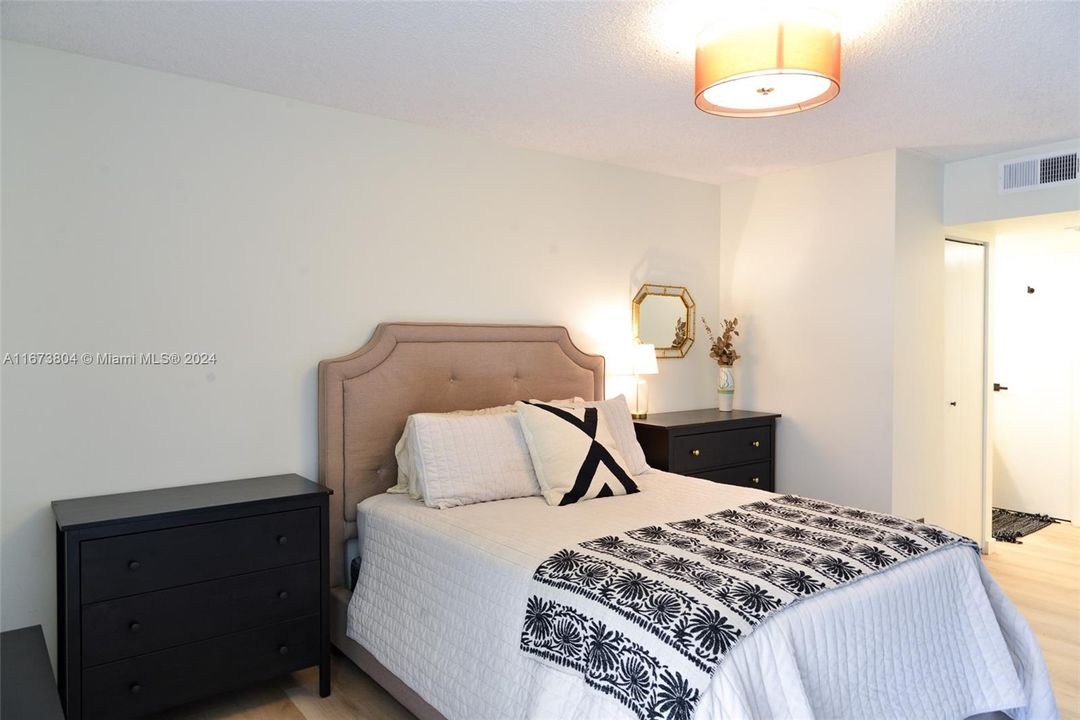 For Sale: $255,000 (1 beds, 1 baths, 913 Square Feet)