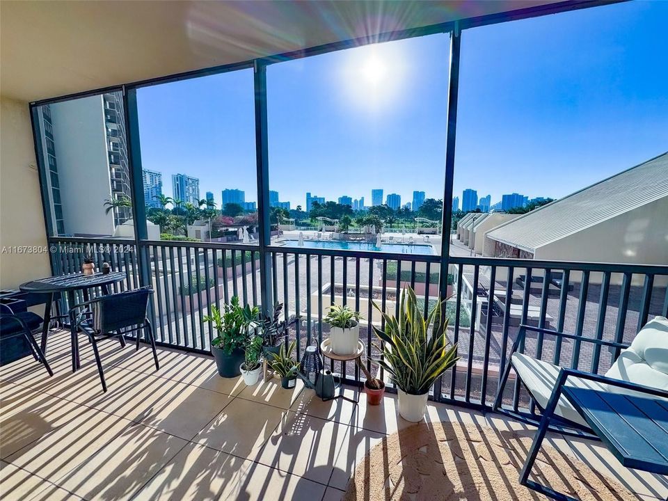 For Sale: $255,000 (1 beds, 1 baths, 913 Square Feet)