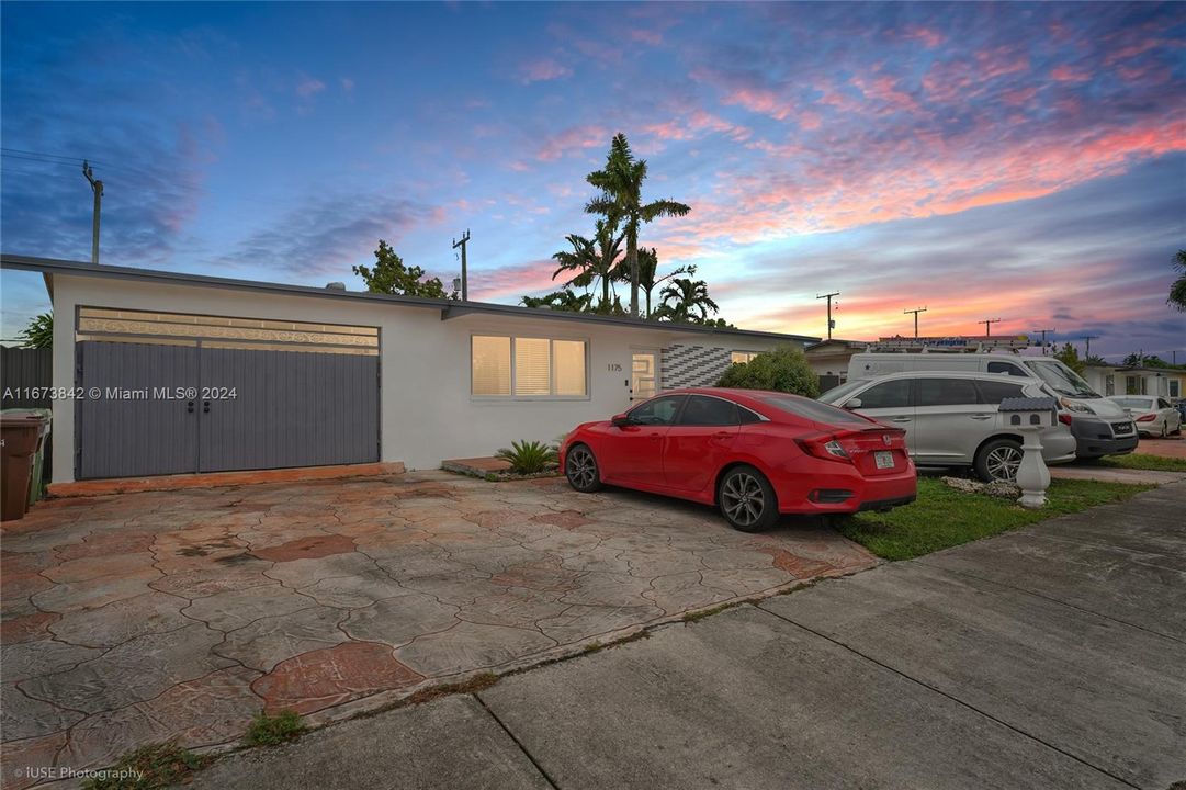 For Sale: $675,000 (3 beds, 1 baths, 1316 Square Feet)