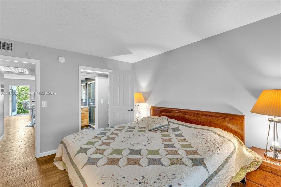 For Sale: $299,000 (2 beds, 1 baths, 820 Square Feet)