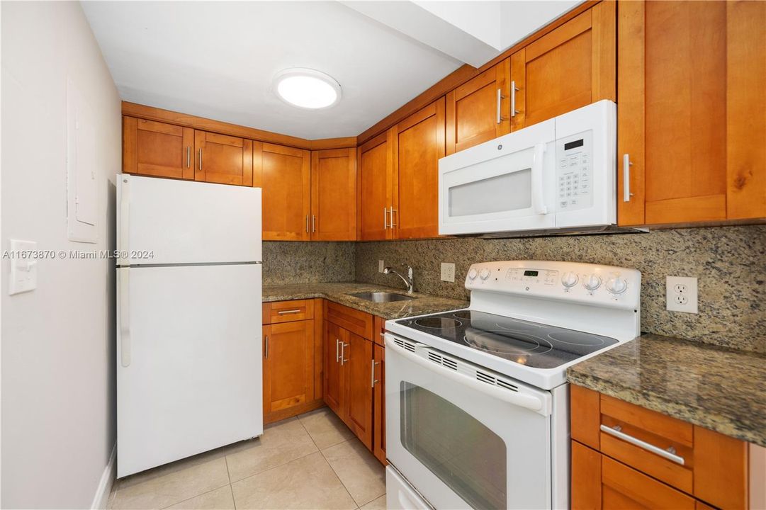 For Sale: $205,000 (1 beds, 2 baths, 710 Square Feet)