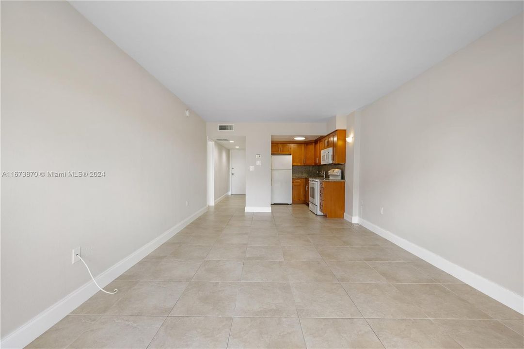 For Sale: $205,000 (1 beds, 2 baths, 710 Square Feet)