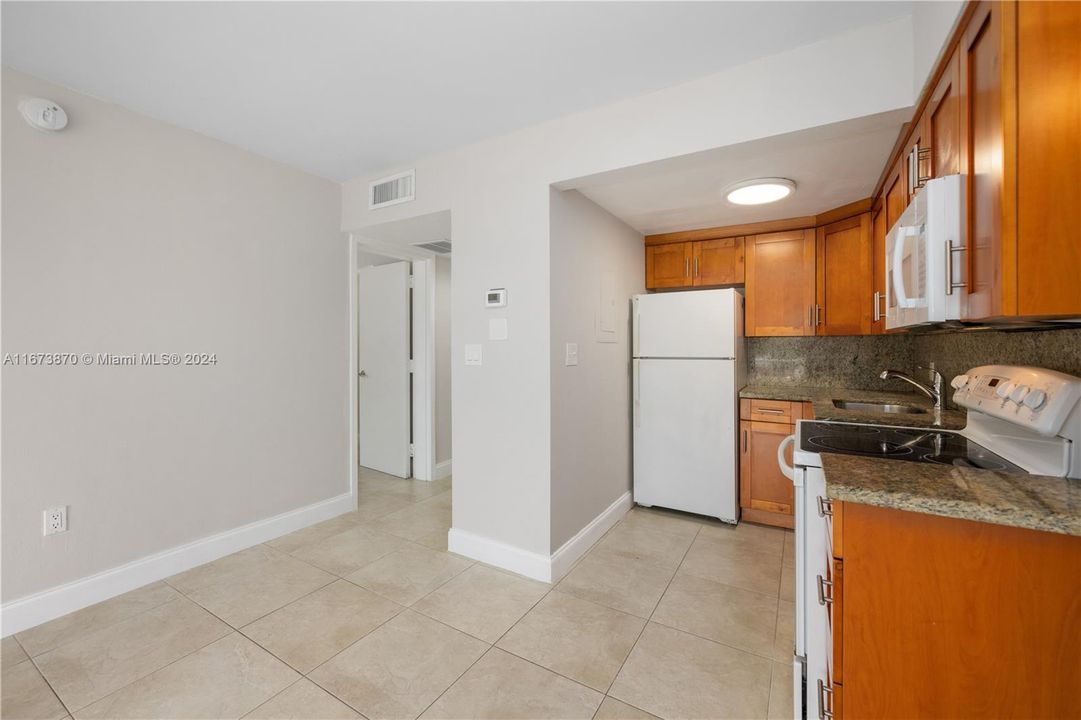 For Sale: $205,000 (1 beds, 2 baths, 710 Square Feet)