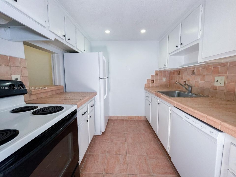 For Rent: $1,900 (1 beds, 1 baths, 614 Square Feet)