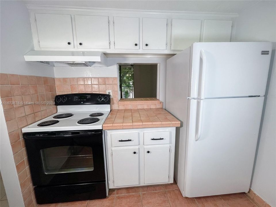 For Rent: $1,900 (1 beds, 1 baths, 614 Square Feet)