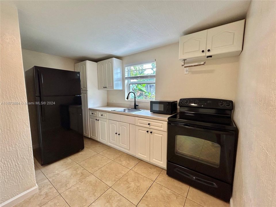 For Rent: $1,600 (1 beds, 1 baths, 1315 Square Feet)