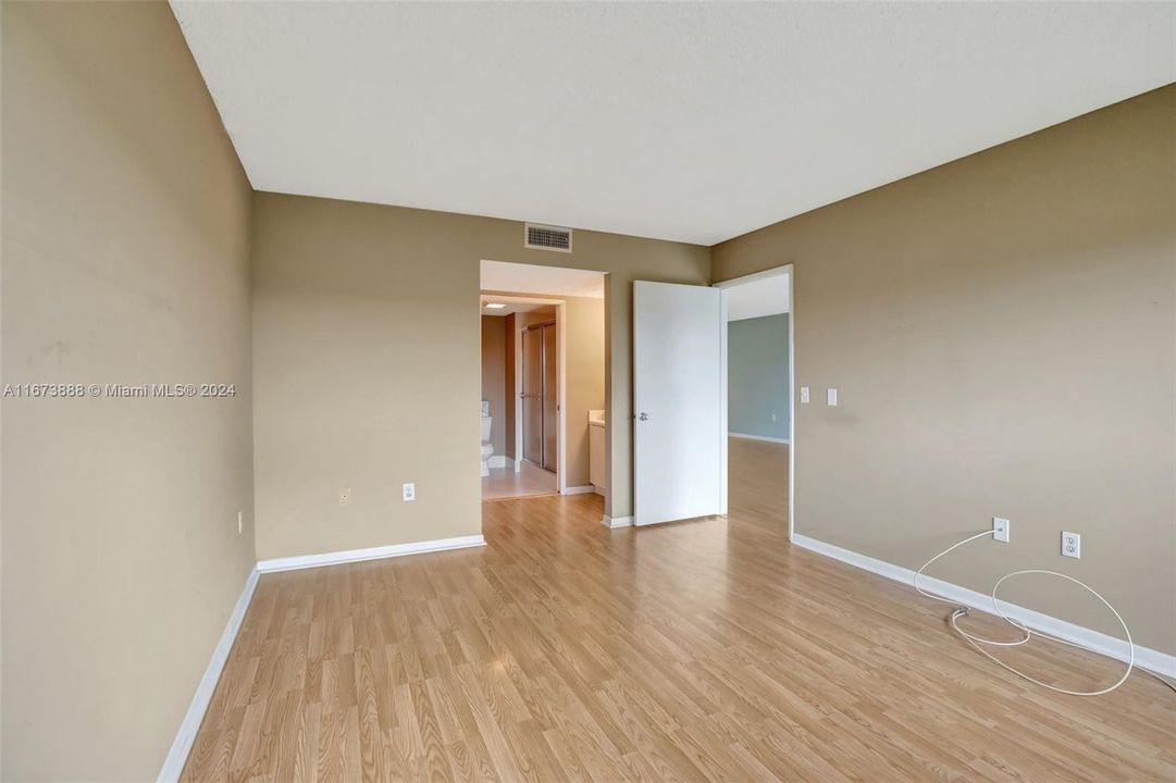 Active With Contract: $139,600 (1 beds, 1 baths, 960 Square Feet)