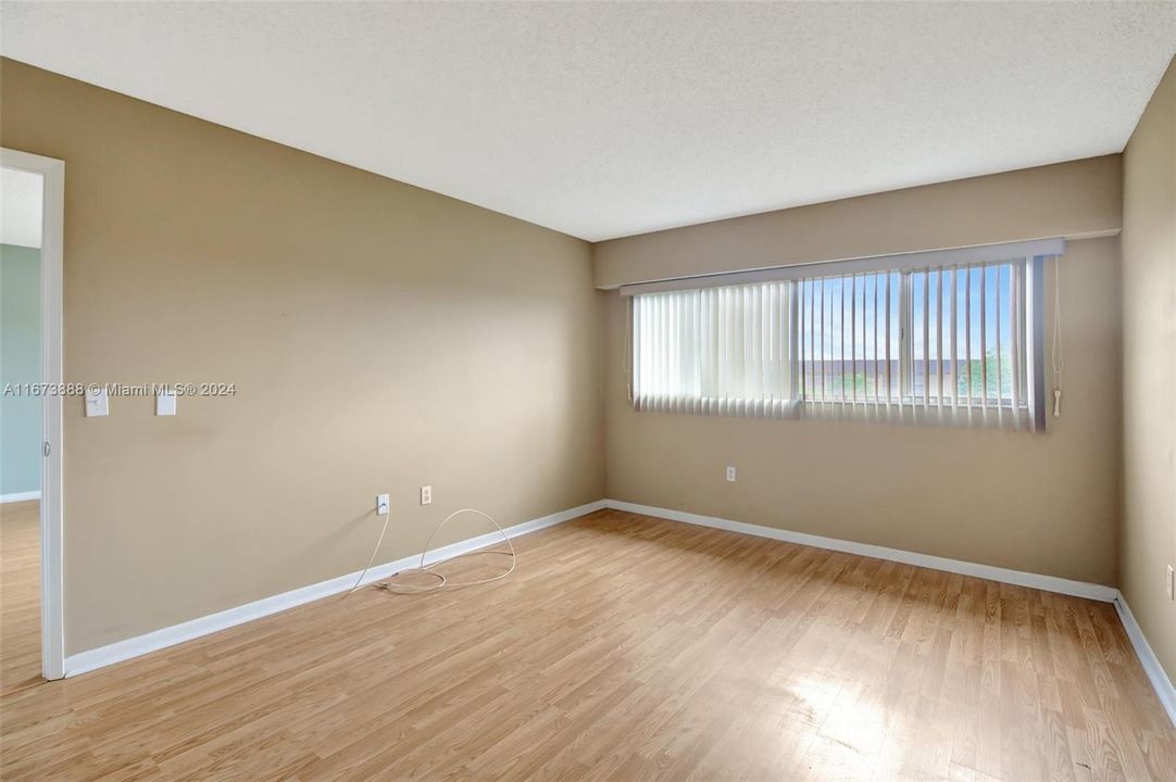 Active With Contract: $139,600 (1 beds, 1 baths, 960 Square Feet)