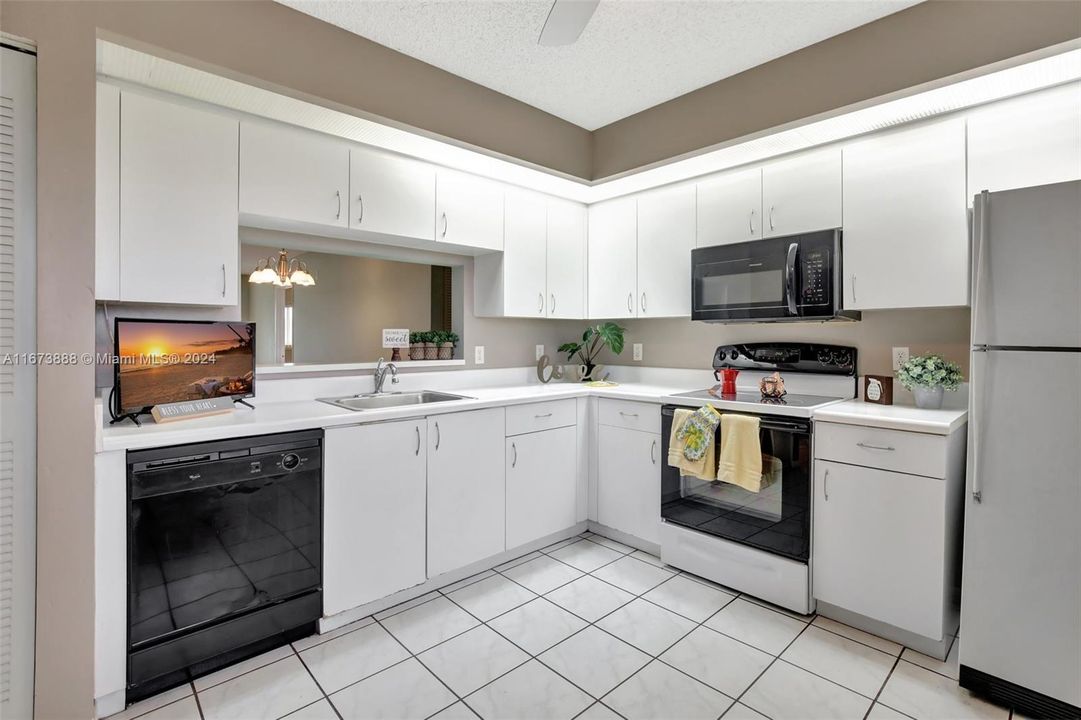 Active With Contract: $139,600 (1 beds, 1 baths, 960 Square Feet)