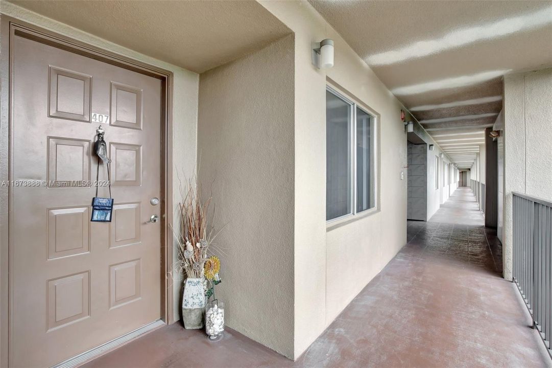 Active With Contract: $139,600 (1 beds, 1 baths, 960 Square Feet)