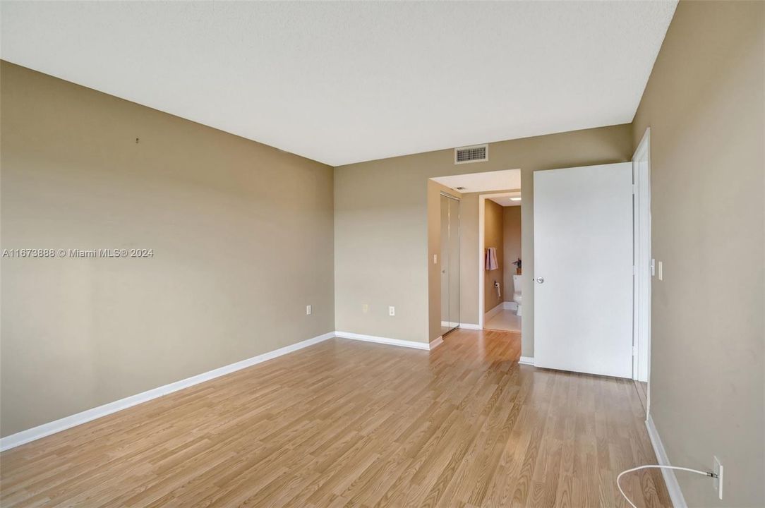 Active With Contract: $139,600 (1 beds, 1 baths, 960 Square Feet)