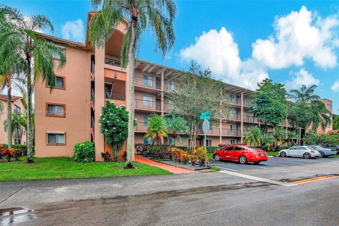 Active With Contract: $139,600 (1 beds, 1 baths, 960 Square Feet)