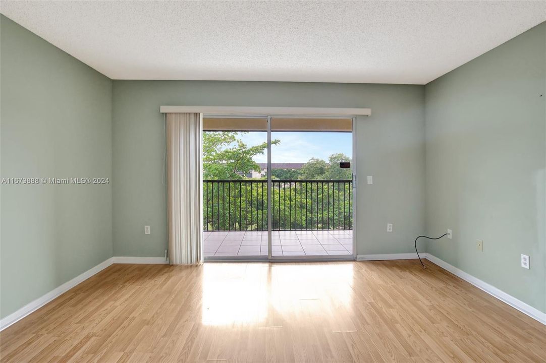 Active With Contract: $139,600 (1 beds, 1 baths, 960 Square Feet)