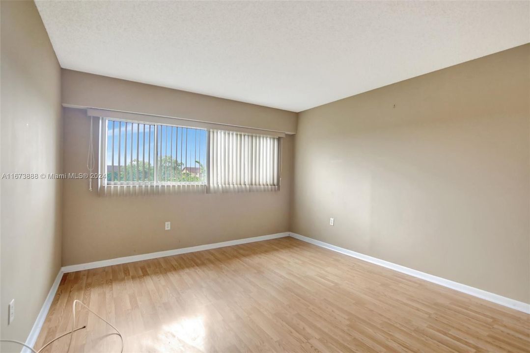 Active With Contract: $139,600 (1 beds, 1 baths, 960 Square Feet)