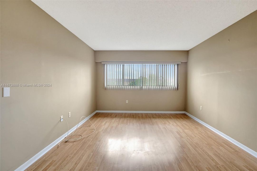 Active With Contract: $139,600 (1 beds, 1 baths, 960 Square Feet)