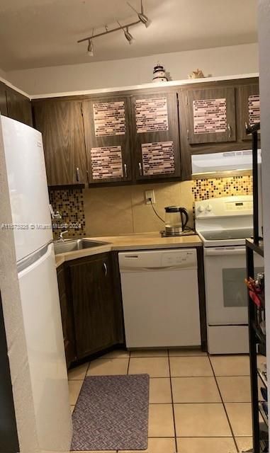 For Sale: $200,000 (1 beds, 1 baths, 664 Square Feet)