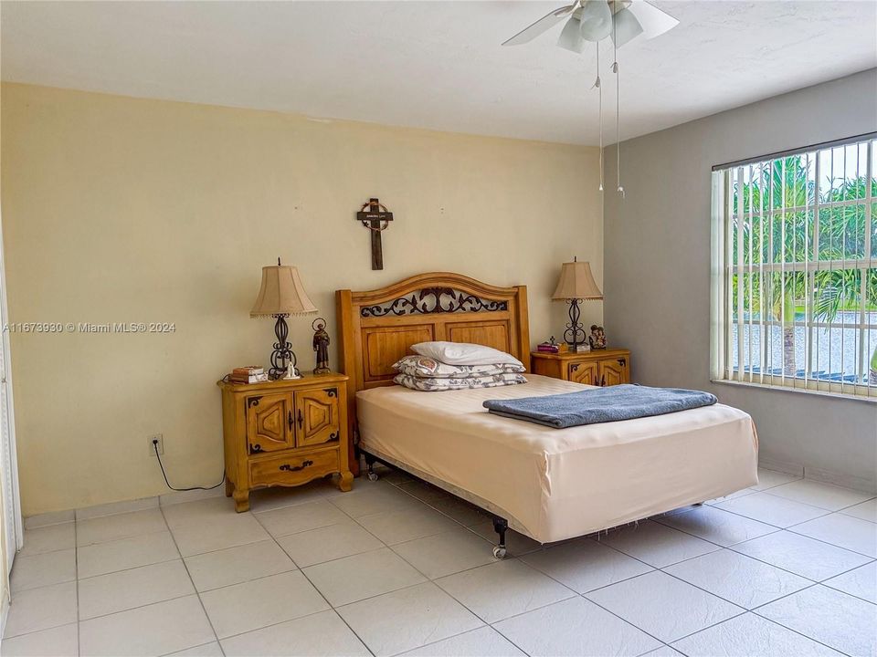 For Sale: $445,000 (2 beds, 1 baths, 1314 Square Feet)