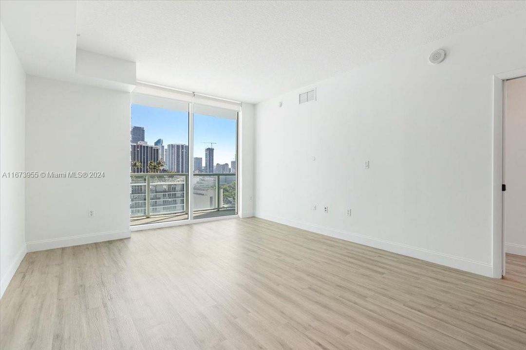 For Sale: $420,000 (1 beds, 1 baths, 838 Square Feet)