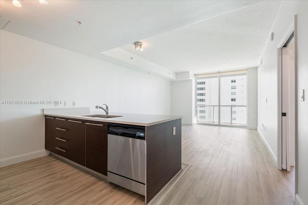 For Sale: $420,000 (1 beds, 1 baths, 838 Square Feet)