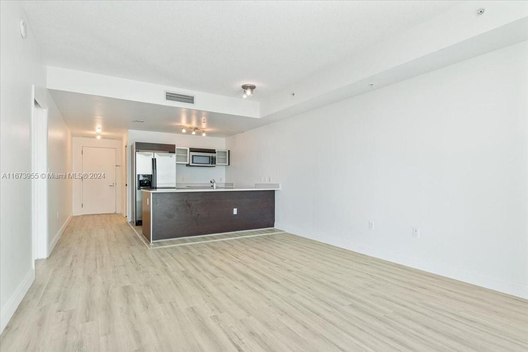 For Sale: $420,000 (1 beds, 1 baths, 838 Square Feet)