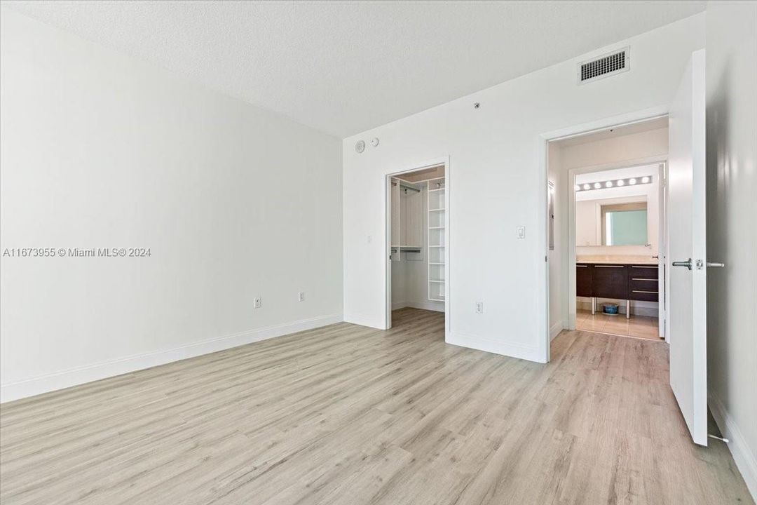 For Sale: $420,000 (1 beds, 1 baths, 838 Square Feet)