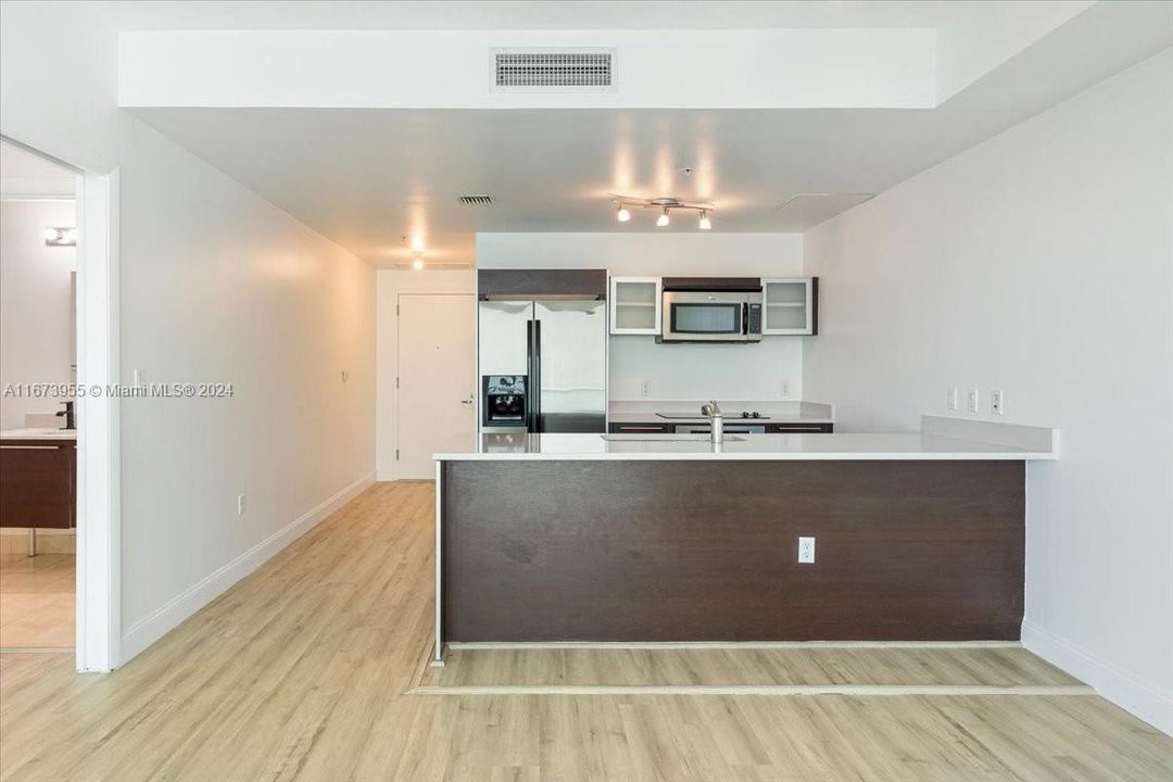 For Sale: $420,000 (1 beds, 1 baths, 838 Square Feet)