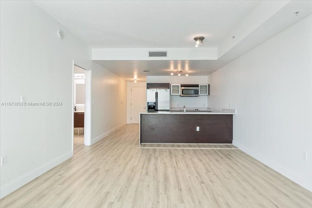 For Sale: $420,000 (1 beds, 1 baths, 838 Square Feet)