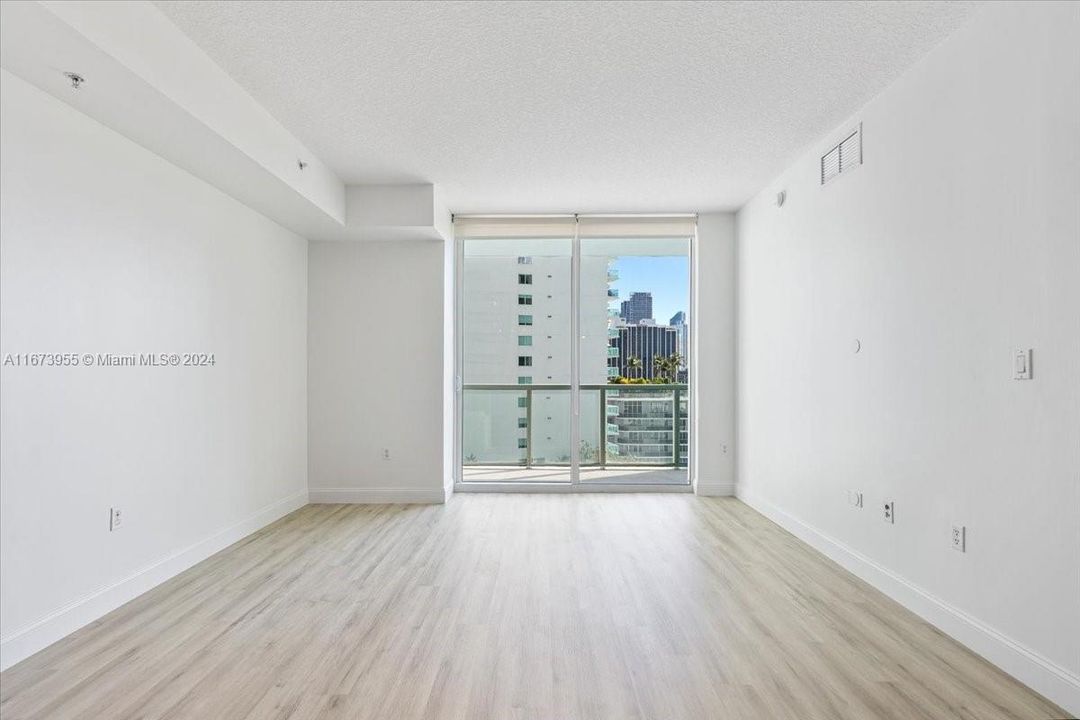 For Sale: $420,000 (1 beds, 1 baths, 838 Square Feet)