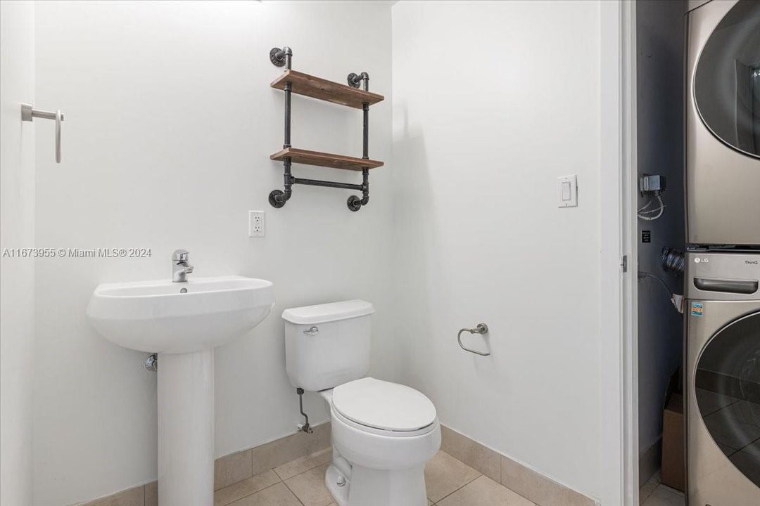 For Sale: $420,000 (1 beds, 1 baths, 838 Square Feet)