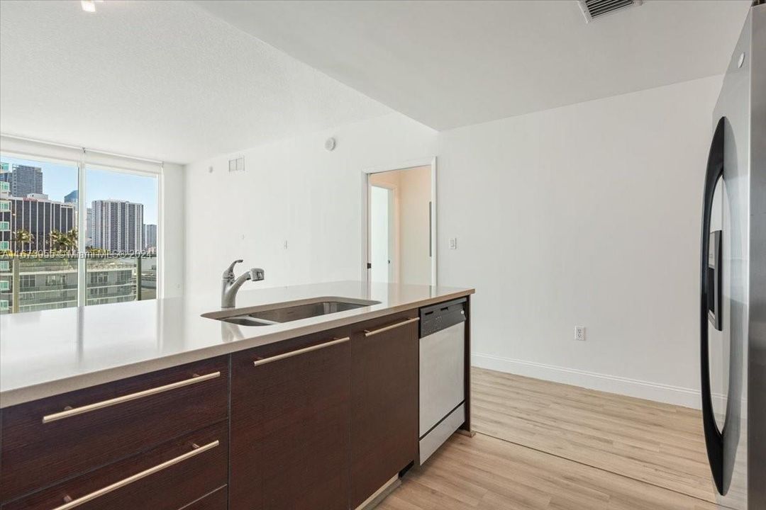 For Sale: $420,000 (1 beds, 1 baths, 838 Square Feet)