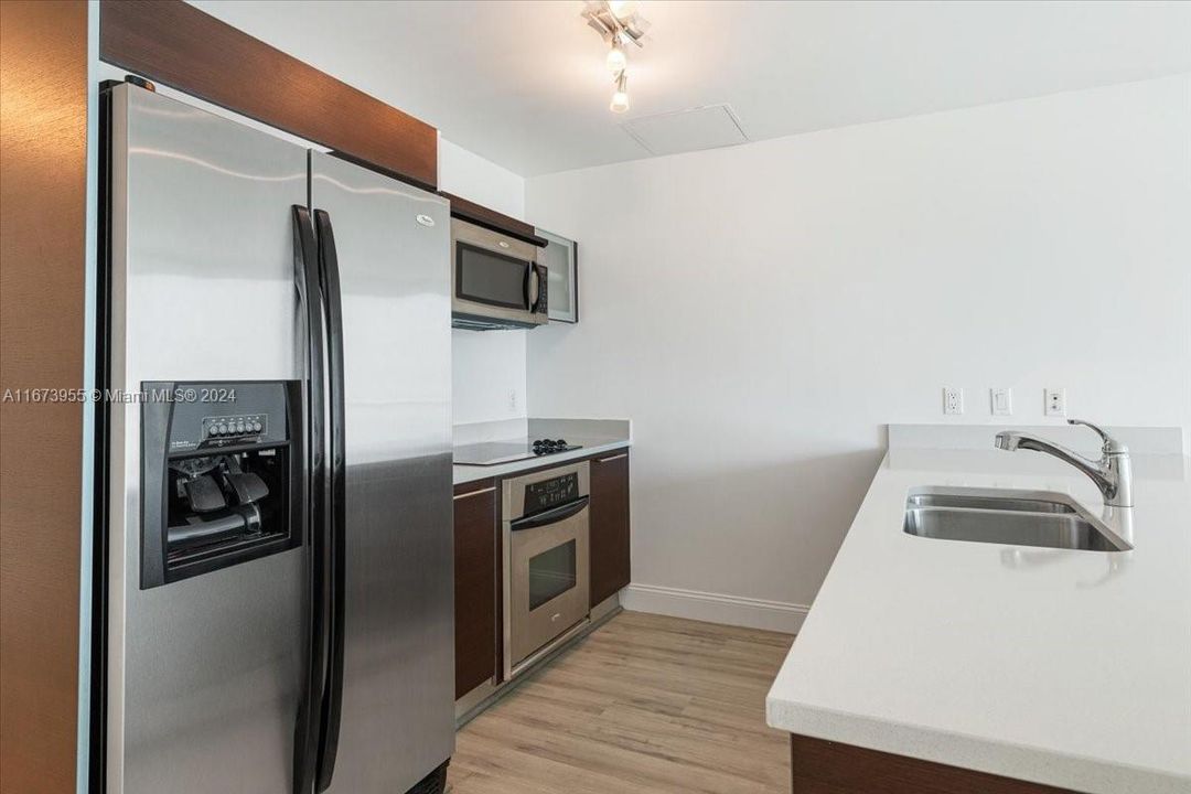 For Sale: $420,000 (1 beds, 1 baths, 838 Square Feet)