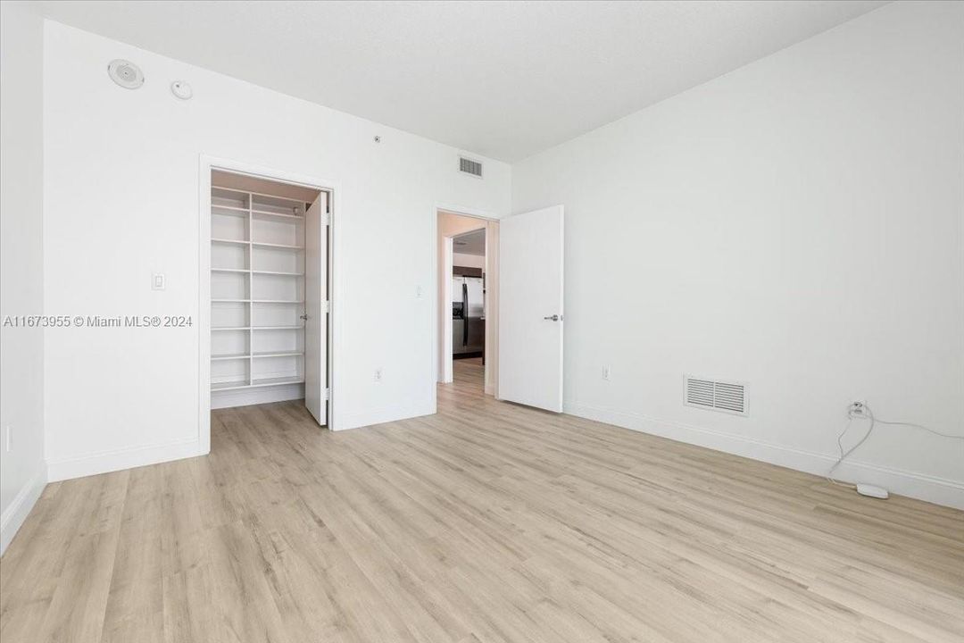 For Sale: $420,000 (1 beds, 1 baths, 838 Square Feet)