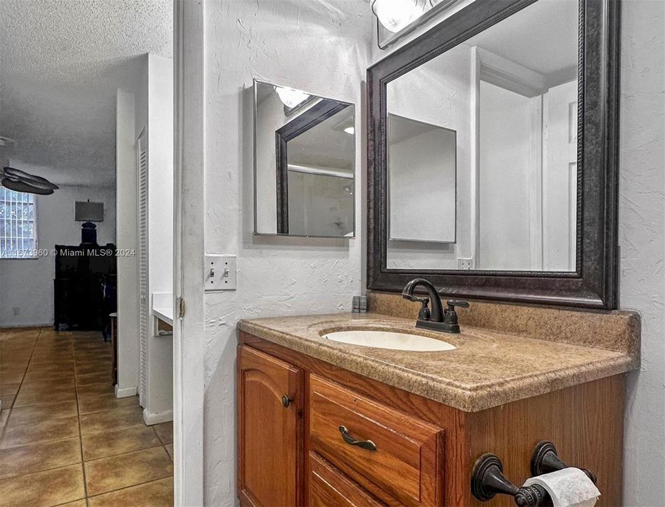 For Sale: $120,000 (1 beds, 1 baths, 933 Square Feet)