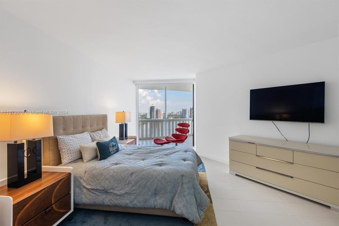 For Sale: $1,100,000 (2 beds, 2 baths, 1607 Square Feet)