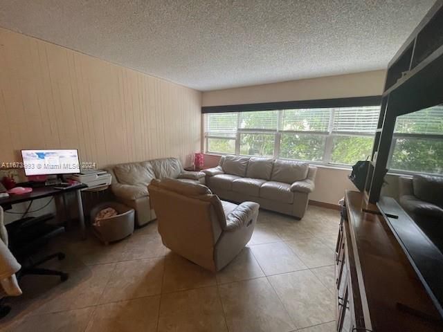 For Sale: $240,000 (1 beds, 1 baths, 845 Square Feet)