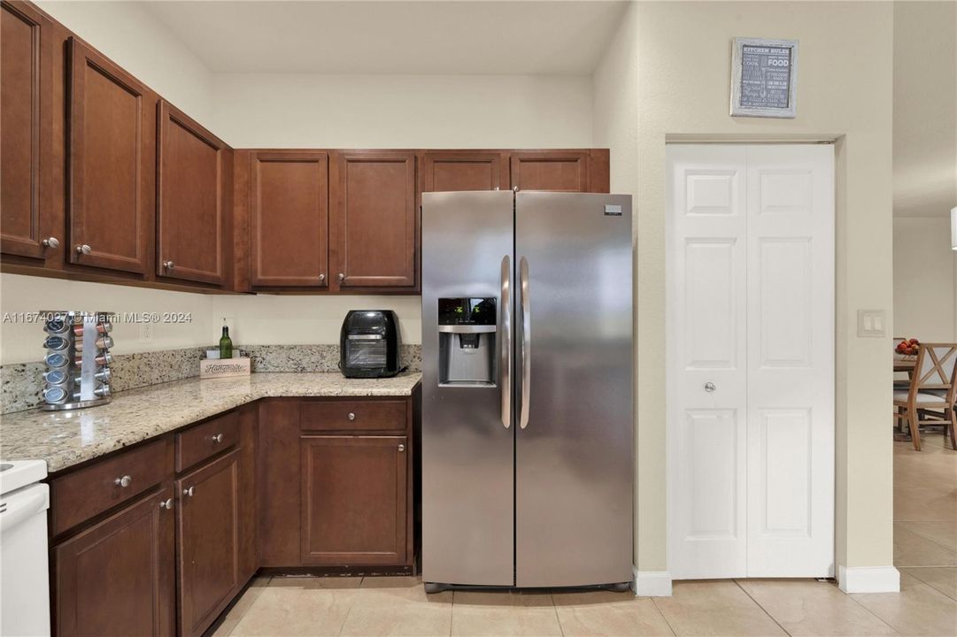 For Sale: $640,000 (2 beds, 2 baths, 2186 Square Feet)